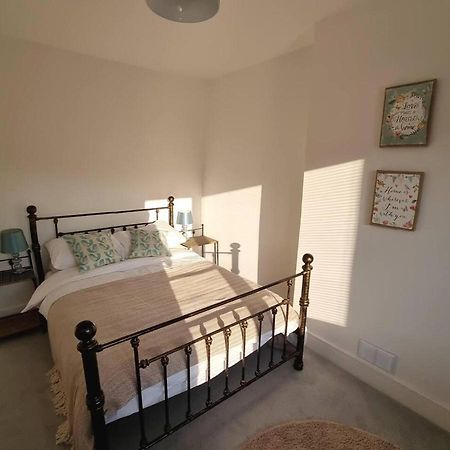 Modern 4-Bedroom Townhouse With Private Garden Abertillery ภายนอก รูปภาพ