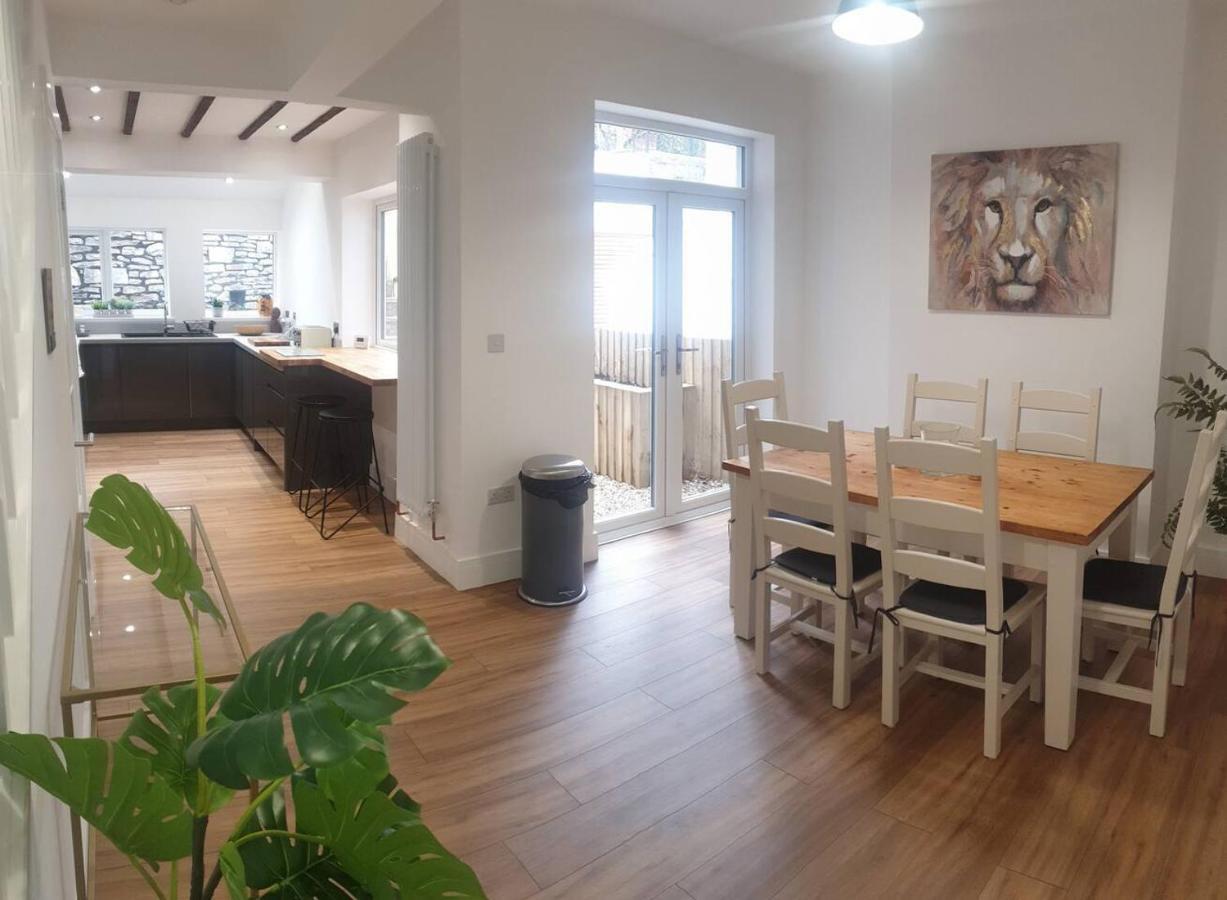Modern 4-Bedroom Townhouse With Private Garden Abertillery ภายนอก รูปภาพ