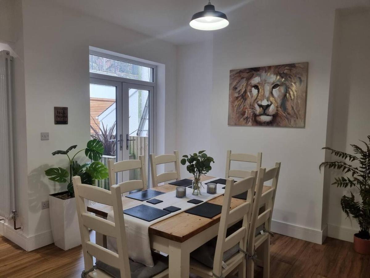 Modern 4-Bedroom Townhouse With Private Garden Abertillery ภายนอก รูปภาพ