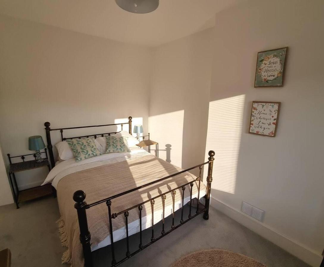 Modern 4-Bedroom Townhouse With Private Garden Abertillery ภายนอก รูปภาพ
