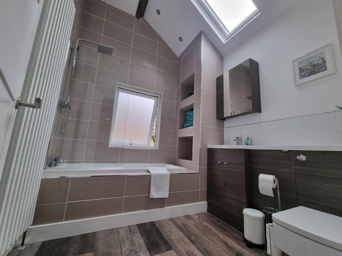 Modern 4-Bedroom Townhouse With Private Garden Abertillery ภายนอก รูปภาพ