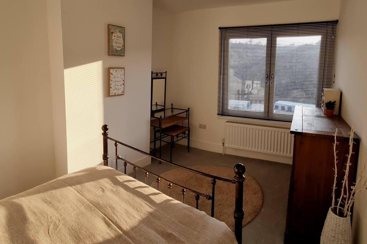 Modern 4-Bedroom Townhouse With Private Garden Abertillery ภายนอก รูปภาพ