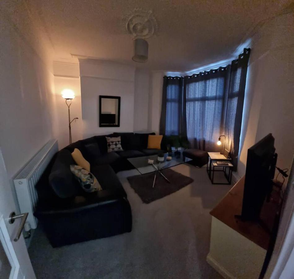 Modern 4-Bedroom Townhouse With Private Garden Abertillery ภายนอก รูปภาพ